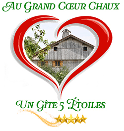 Logo du gîte de charme Au Grand Cœur Chaux à Guyans-Vennes. Un gîte de groupe 5 étoiles.